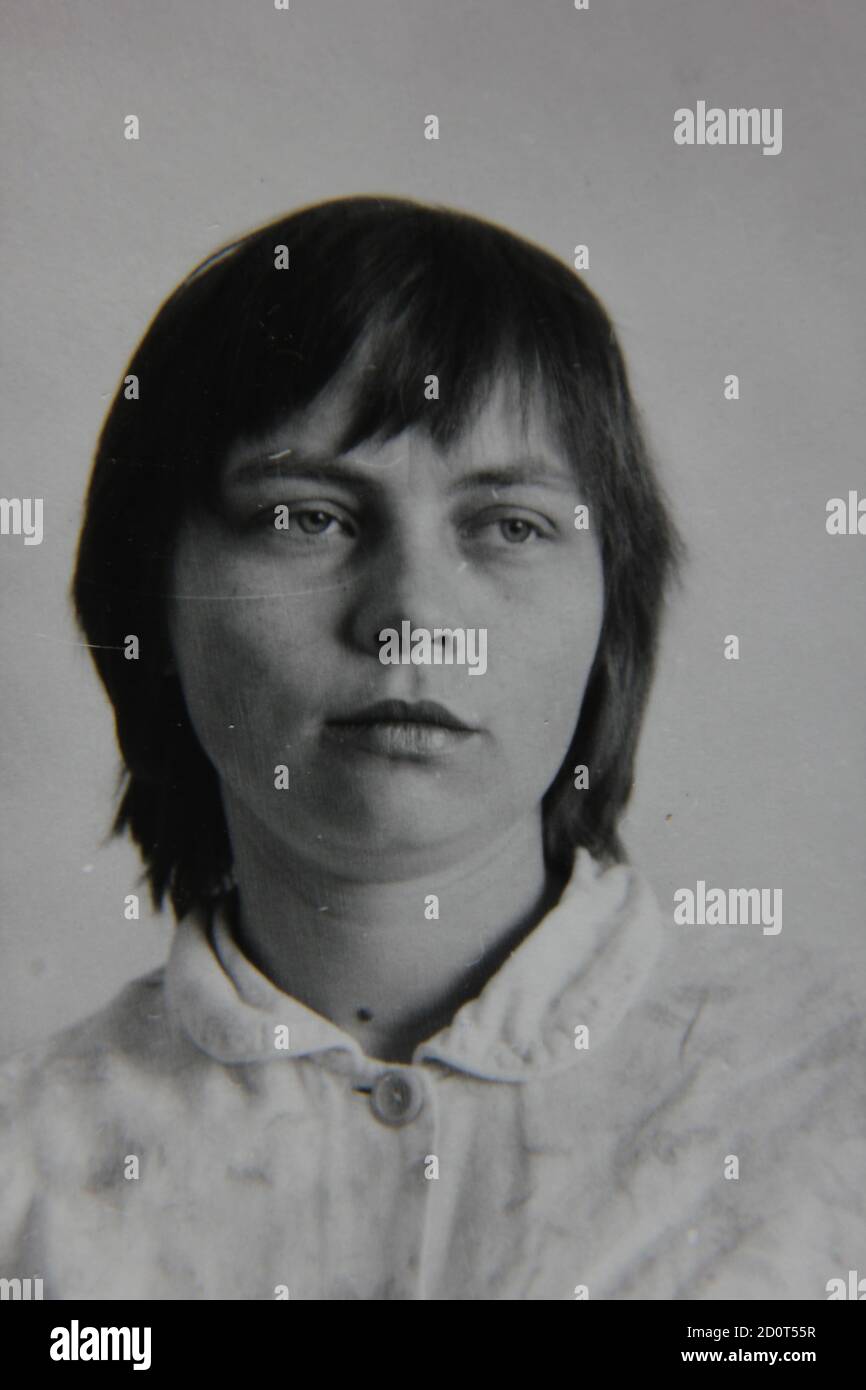 Feine 70er Jahre Vintage Schwarz-Weiß-Fotografie von schönen jungen Frau starrt in den Raum. Stockfoto