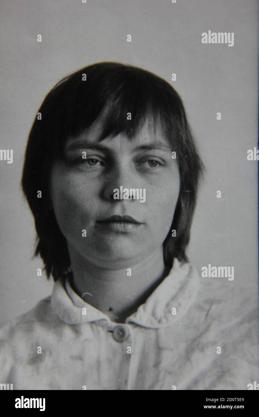 Feine 70er Jahre Vintage Schwarz-Weiß-Fotografie von schönen jungen Frau starrt in den Raum. Stockfoto