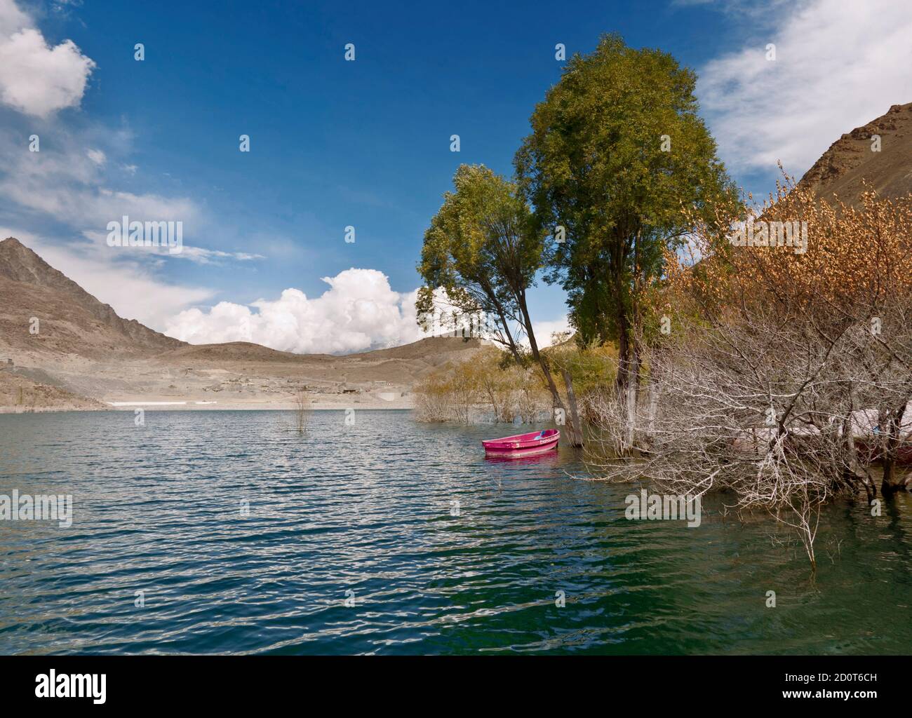 Satpara Lake ist ein natürlicher See in der Nähe von Skardu, Gilgit-Baltistan, Pakistan, der Wasser ins Skardu Valley liefert Stockfoto