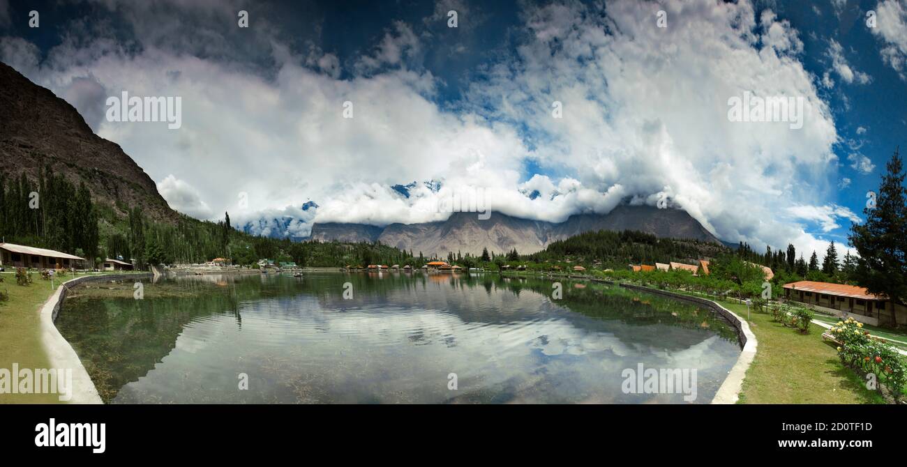 Der untere Kachura-See, auch bekannt als Shangrila-See, befindet sich im Dorf Kachura in der Stadt Skardu in einer Höhe von 2,500 Metern. Stockfoto