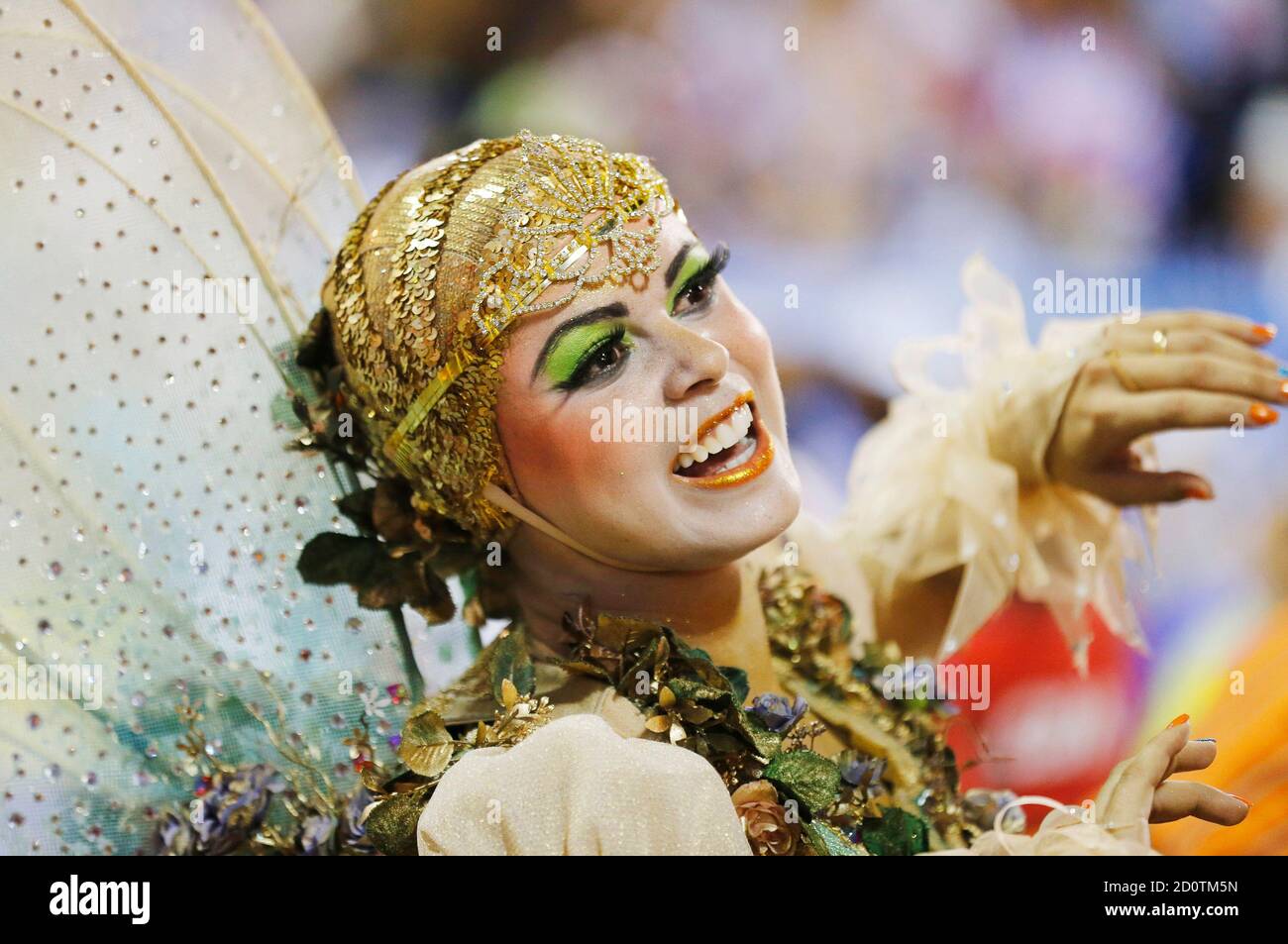 Ein einheimischer von der Uniao da Ilha SambaSchule beteiligt sich an