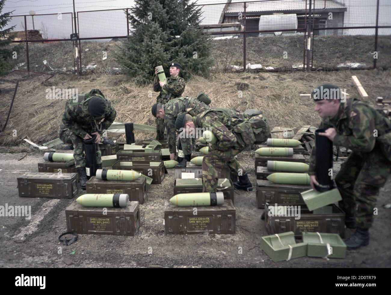 10. Januar 1996 während des Krieges in Bosnien: Britische Soldaten der königlichen Hussaren der Königin packen 120 mm Rauchbomben-Panzermunition auf ihrer Basis in Kupres aus. Stockfoto