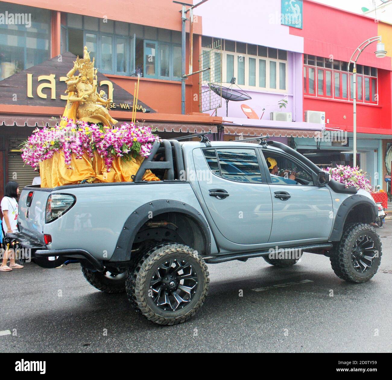 Phuket Town / Thailand - 7. Oktober 2019: Phuket Vegetarian Festival oder Nine Emperor Gods Festival Straßenzug, Parade mit taoistischer Statue im Bac Stockfoto