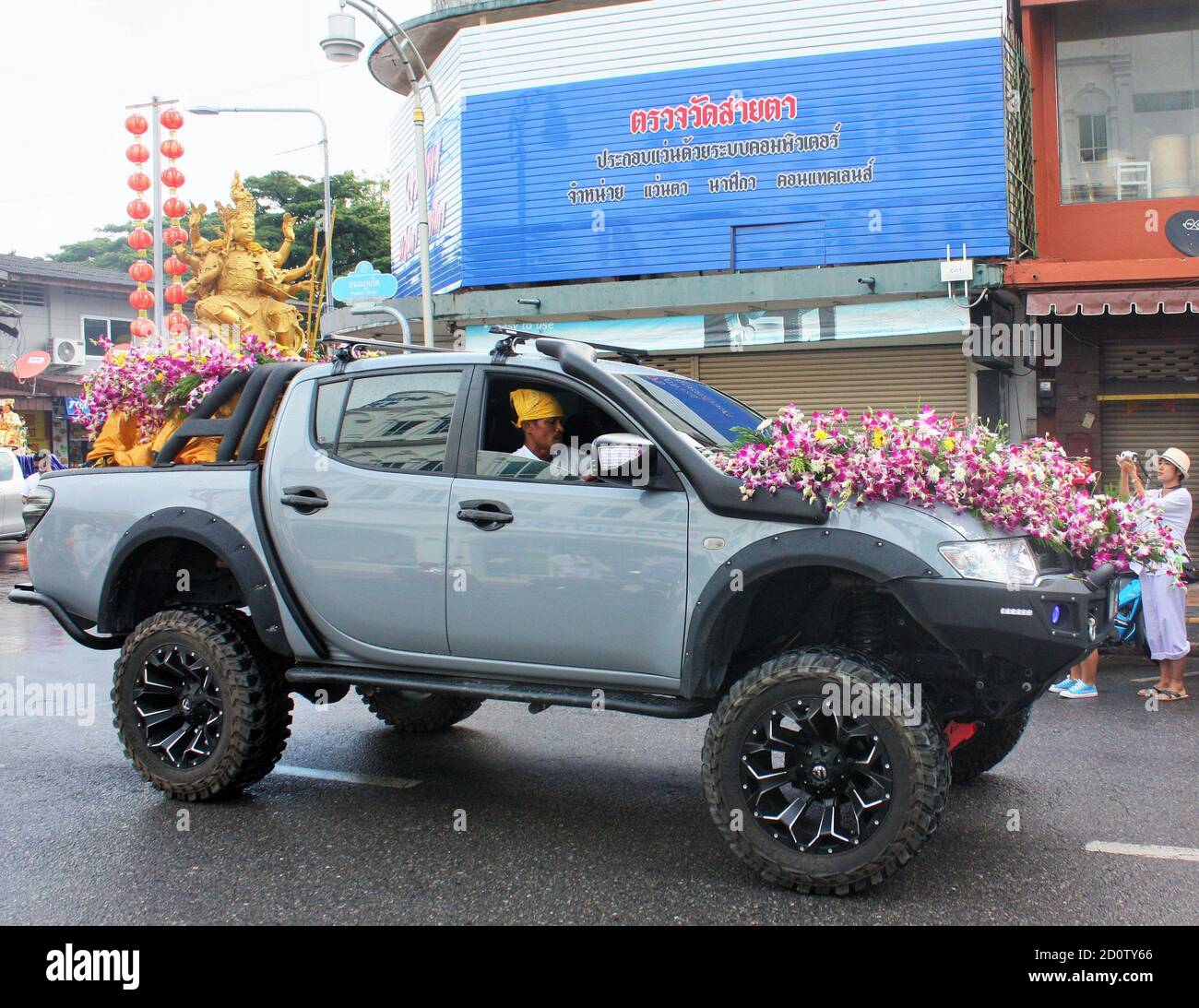 Phuket Stadt / Thailand - 7. Oktober 2019: Phuket Vegetarian Festival oder Nine Emperor Gods Festival Straße Prozession, Peranakan Menschen mit Taoist Sta Stockfoto