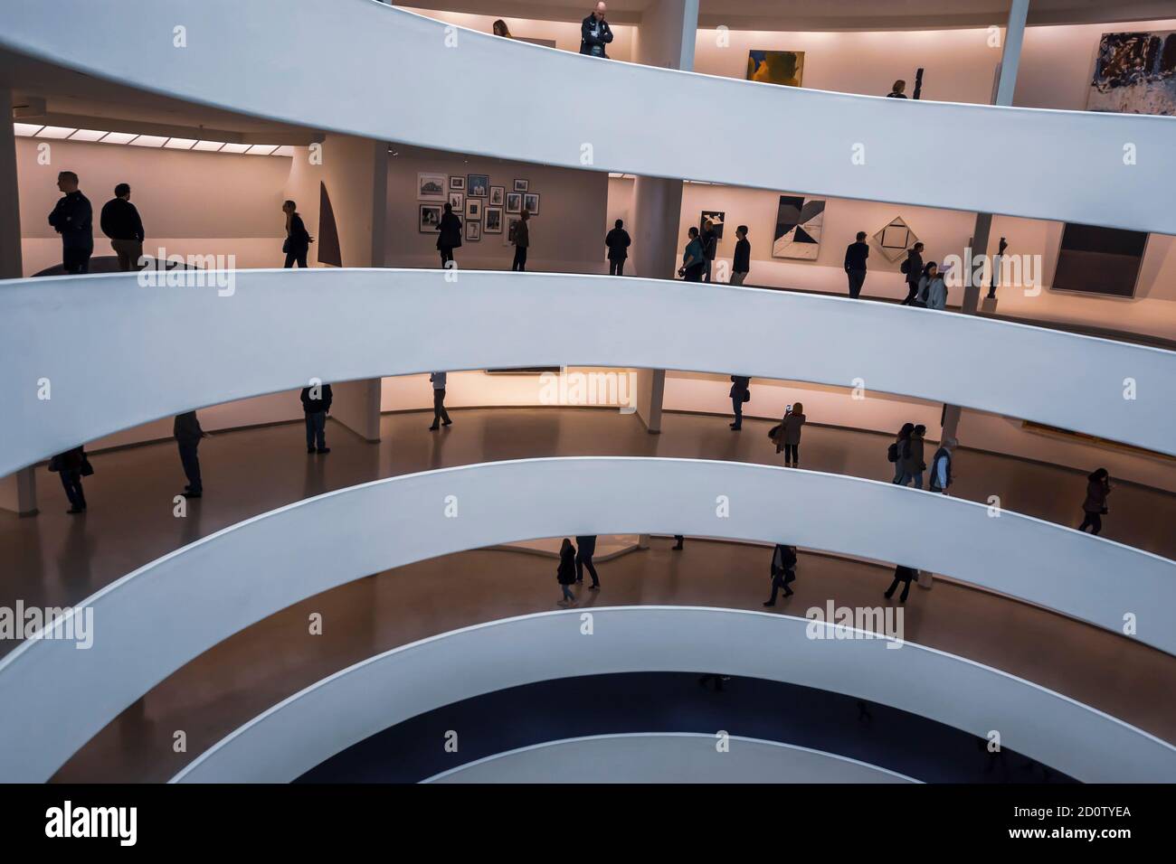 New York, Vereinigte Staaten von Amerika - 8. Dezember 2019. Interieur des berühmten Guggenheim Museums in der 5th Avenue in New York City. Stockfoto