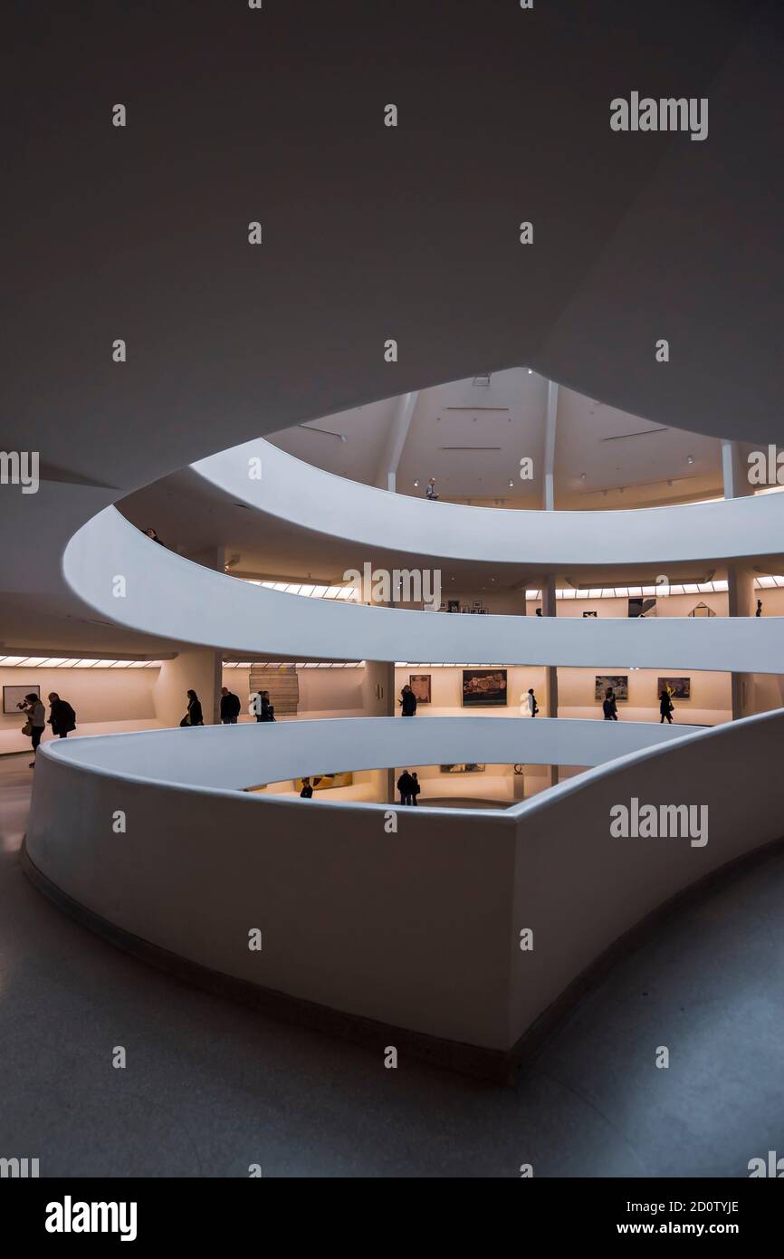 New York, Vereinigte Staaten von Amerika - 8. Dezember 2019. Interieur des berühmten Guggenheim Museums in der 5th Avenue in New York City. Stockfoto