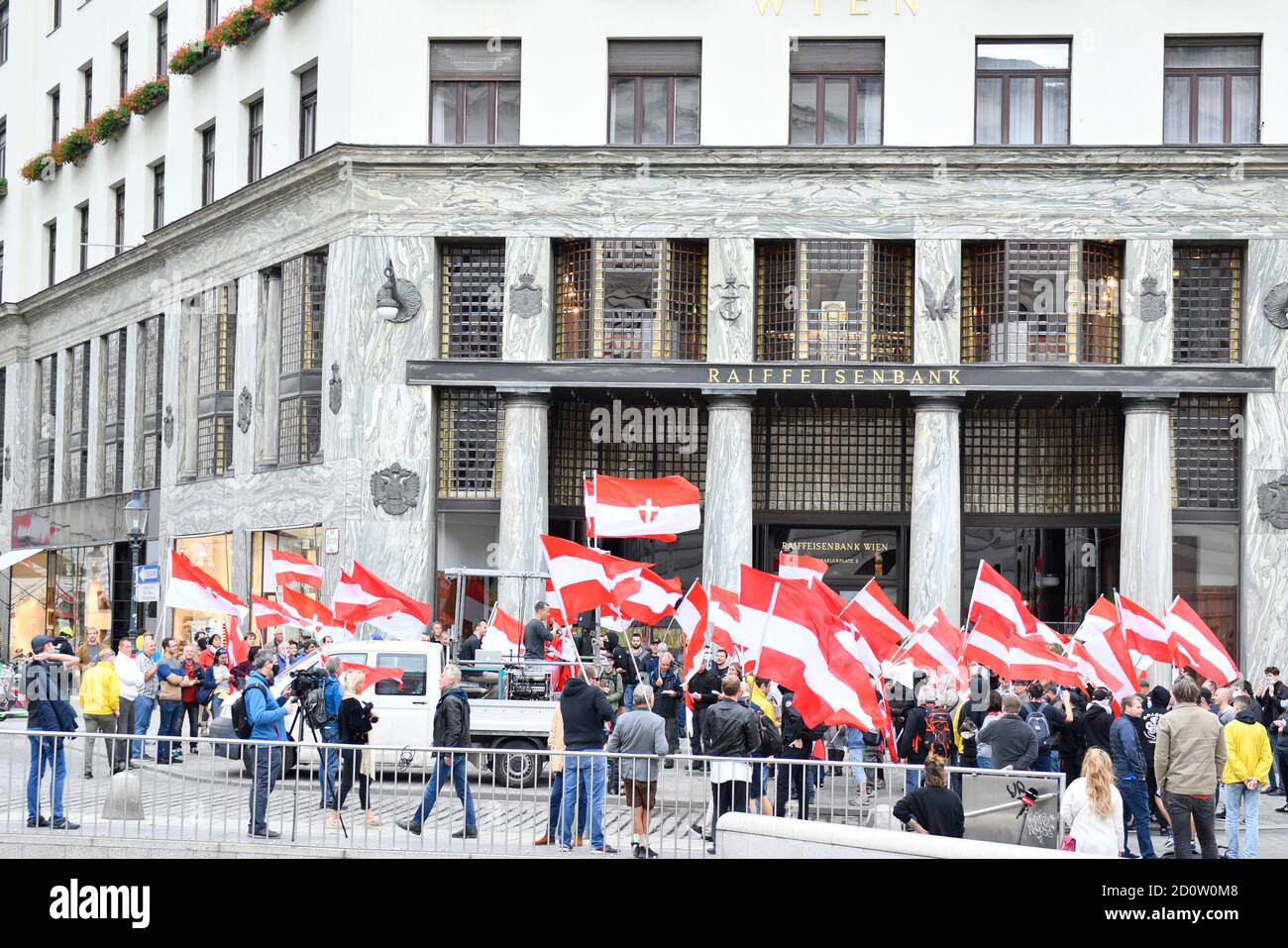 Wien, Österreich. Oktober 2020. Demonstration 'die Österreicher' mit Gegenkundgebungen der Autonomen Antifa Wien. 'Die Österreicher ist ein Ableger der österreichischen Identitären Bewegung. Bild zeigt Demonstranten aus 'den Österreichern' (die Österreicher). Quelle: Franz Perc / Alamy Live News Stockfoto