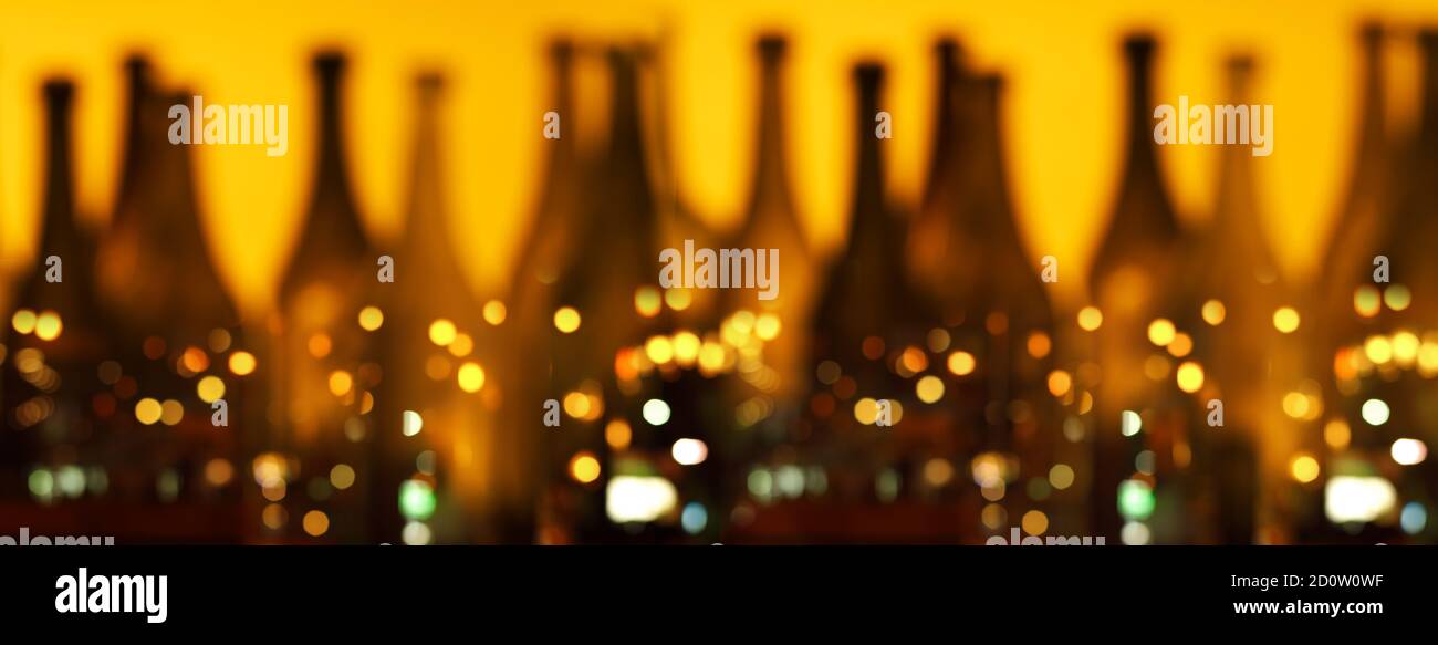 Schwarze Schatten Trinkflasche mit Bokeh Bar Licht Bokeh Party Hintergrund des Banners Stockfoto