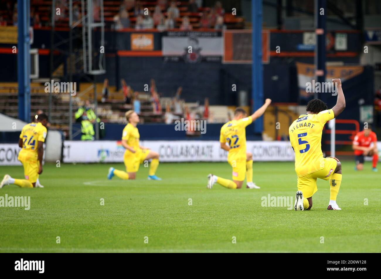 Die Spieler von Wycombe Wanderers machen sich ein Knie zur Unterstützung der Black Lives Matter-Bewegung vor dem Beginn des Sky Bet Championship-Spiels in Kenilworth Road, Luton. Stockfoto