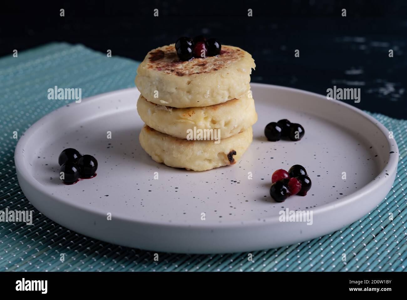Hüttenkäse Pfannkuchen mit Waldbeeren auf dem Teller Stockfoto