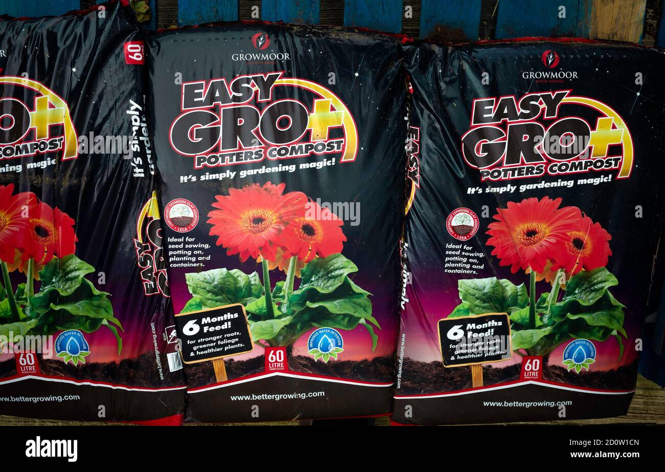 Ein Stapel von 60L Säcken Growmore Easy Gro Potters Kompost zum Verkauf in einem Gartencenter Stockfoto