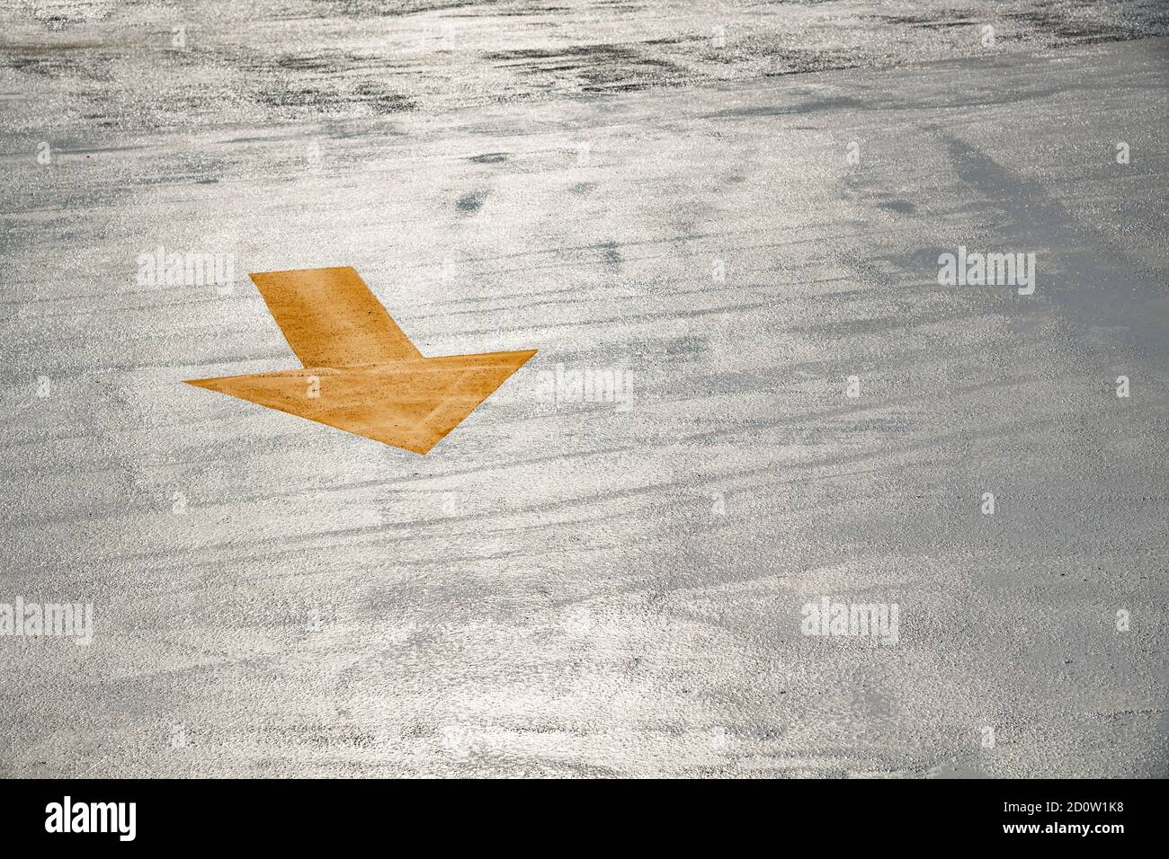 Frisch lackierter gelber Pfeil auf dem Boden des Parkhauses, Boston, USA Stockfoto