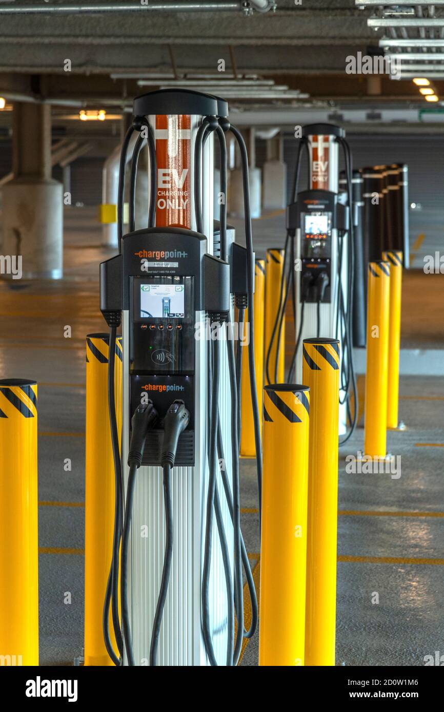 Öffentliche Ladestation für Elektroautos und Fahrzeuge, Boston USA Stockfoto
