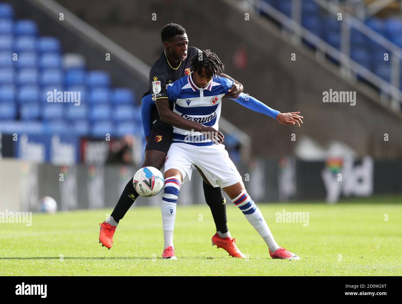 Watfords Jeremy Ngakia (links) und Reading's Michael Olise kämpfen