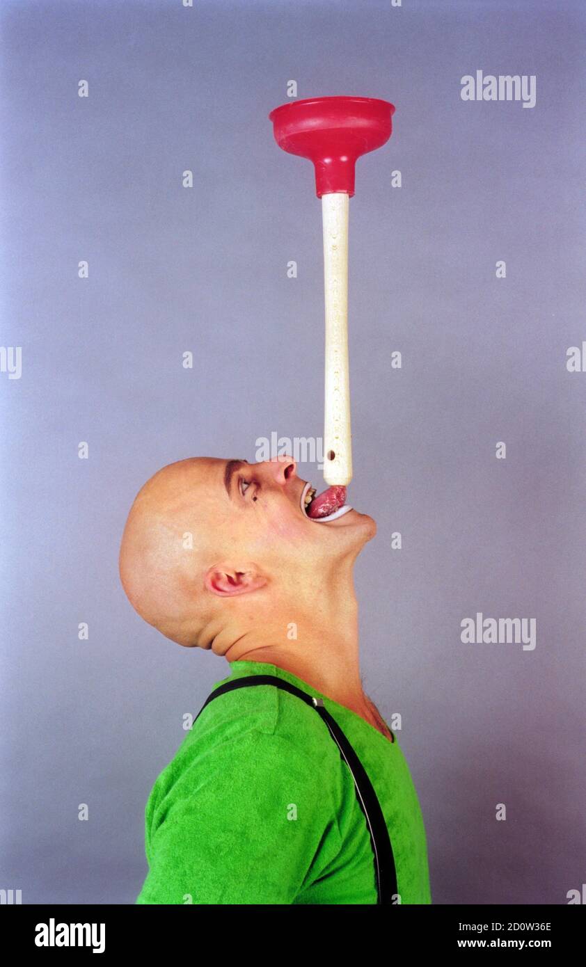 Clown balanciert Pfützen mit der Zunge, Berlin, Deutschland, Europa Stockfoto Clown balanciert Pfützen mit der Zunge, Berlin, Deutschland, Europa Stockfoto