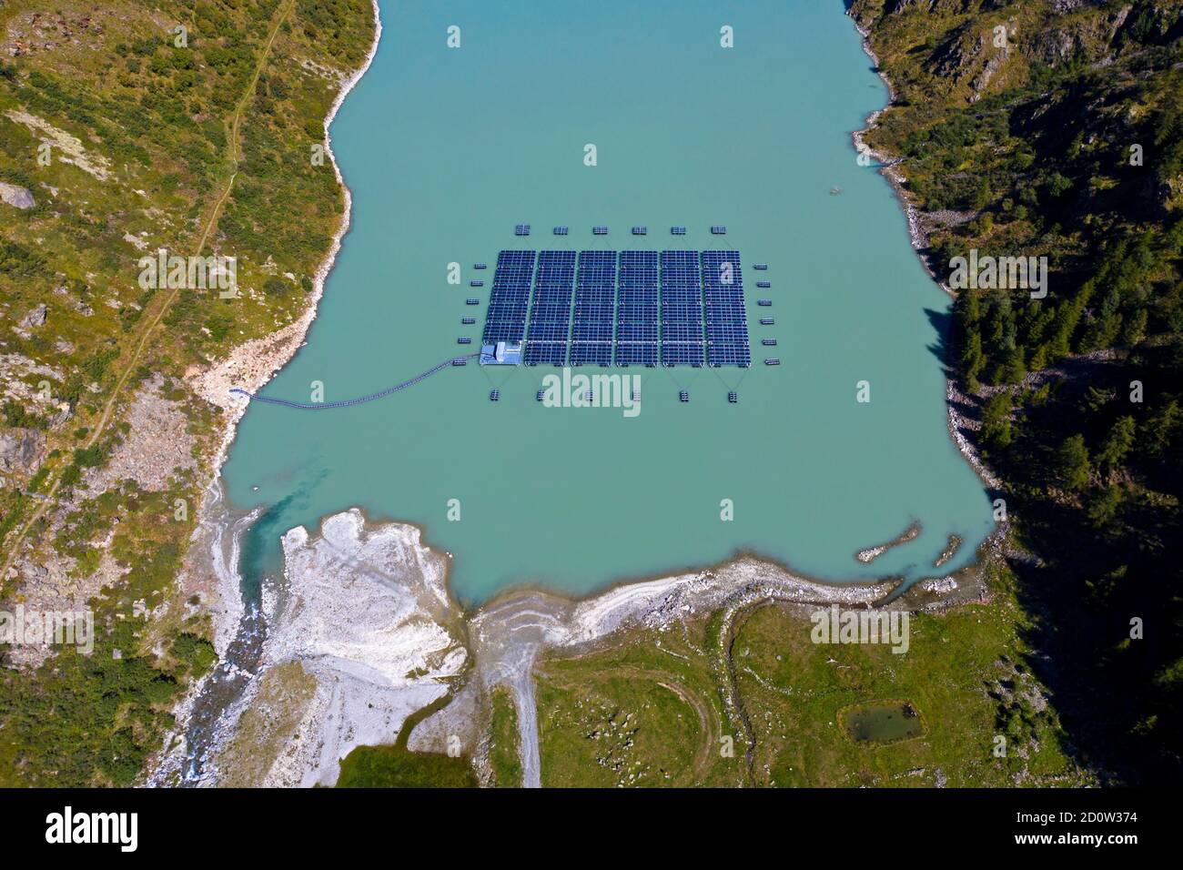 Sonnenkollektoren eines Solarkraftwerks, das auf dem Bergsee Lac des Toules, Bourg-St-Pierre, Wallis, Schweiz, Europa schwimmt Stockfoto