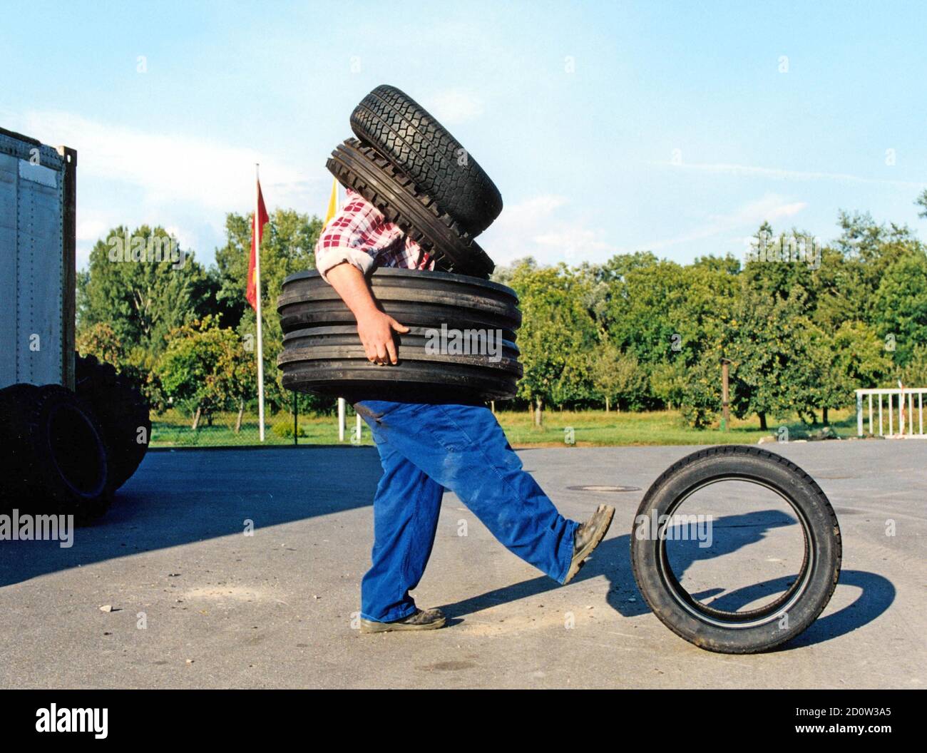 Mann mit Autoreifen, 2015, Deutschland, Europa Stockfoto Mann mit Autoreifen, 2015, Deutschland, Europa Stockfoto