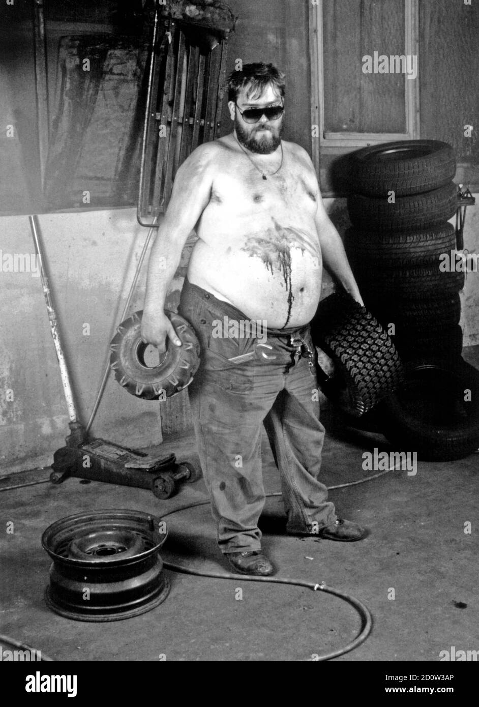 Fat Arbeiter mit Reifen, Parodie, 2004, Deutschland, Europa Stockfoto Fat Arbeiter mit Reifen, Parodie, 2004, Deutschland, Europa Stockfoto
