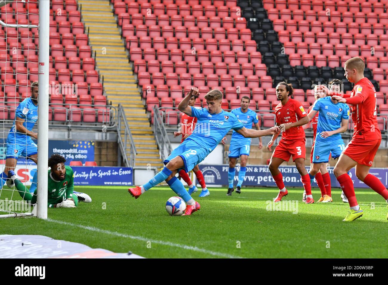 London, England. 3. Oktober 2020 George Lloyd von Cheltenham erzielt das erste Tor seiner Mannschaft während des Sky Bet League 2-Spiels zwischen Leyton Orient und Cheltenham Town am Samstag, 3. Oktober 2020 im Matchroom Stadium, London. (Kredit: Ivan Yordanov, MI Nachrichten) Kredit: MI Nachrichten & Sport /Alamy Live Nachrichten Stockfoto