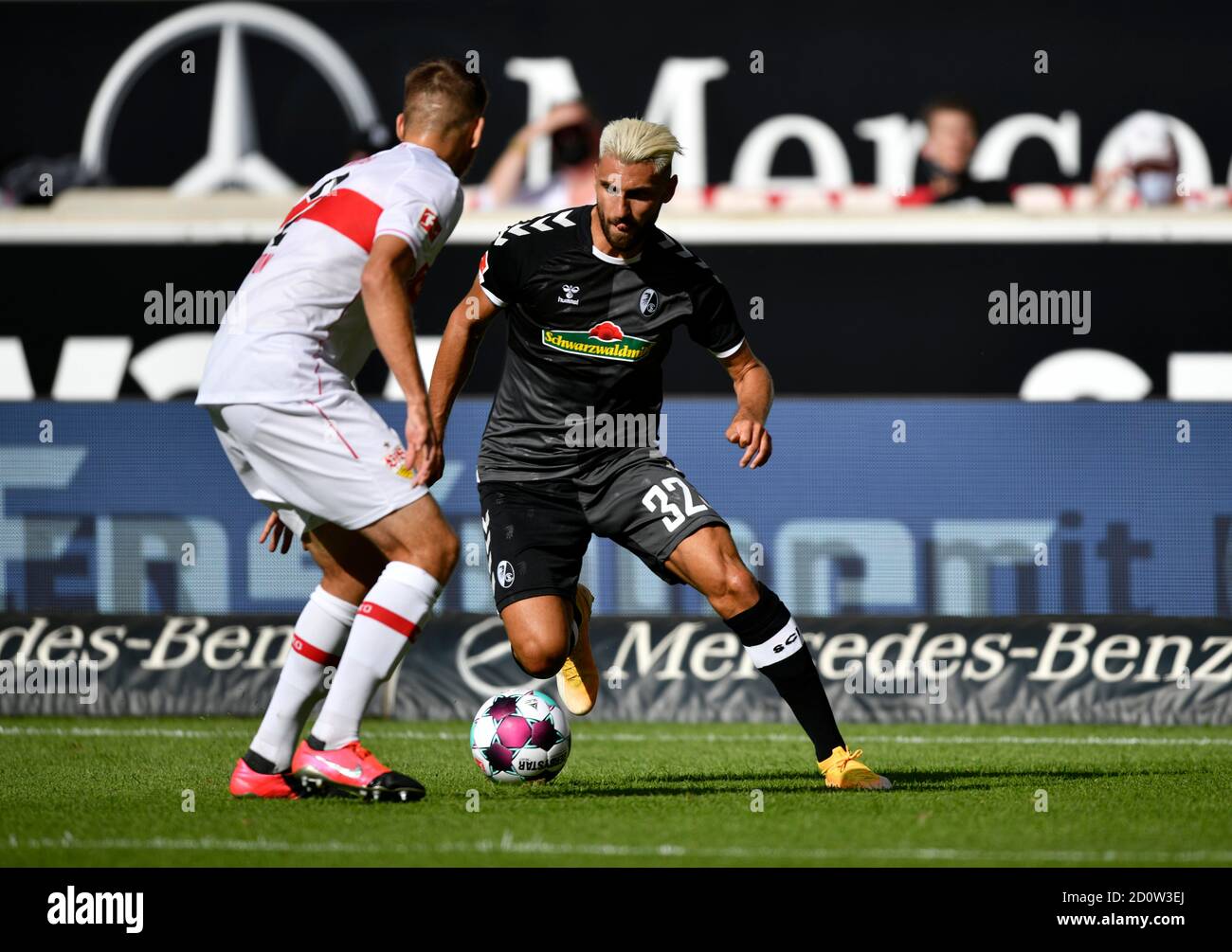 Duell, Aktion Waldemar Anton VfB Stuttgart gegen Vincenzo Grifo SC Freiburg SCF, Mercedes-Benz Arena, Stuttgart, Baden-Württemberg, Deutschland, Europa Stockfoto