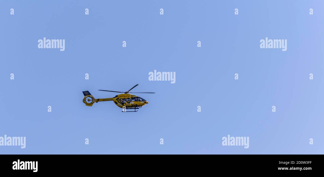 ADAC Hubschrauber im Flug, Rettungshubschrauber, Bayern, Deutschland, Europa Stockfoto
