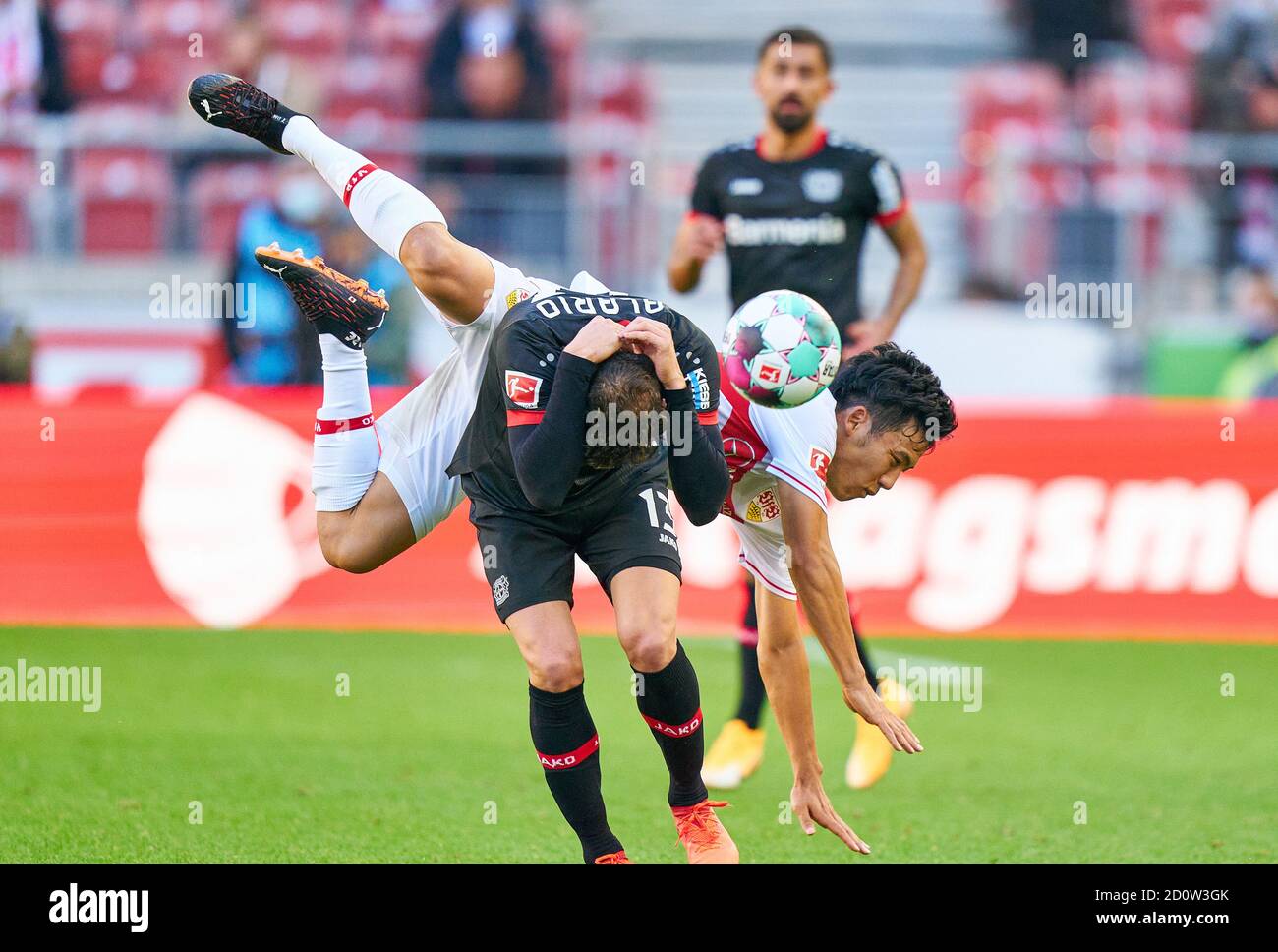 Wataru ENDO, VFB 3, um den Ball konkurrieren, Tackling, Duell, Header, zweikampf, Aktion, Kampf gegen Lucas Alario , Lev 13 VFB STUTTGART - BAYER 04 LEVERKUSEN - DFL-VORSCHRIFTEN VERBIETEN DIE VERWENDUNG VON FOTOS als BILDSEQUENZEN und/oder QUASI-VIDEO - DFL 1.Deutsche Fußballliga , Stuttgart, 03. Oktober 2020, Saison 2020/2021, Spieltag 03, © Peter Schatz / Alamy Live News Stockfoto