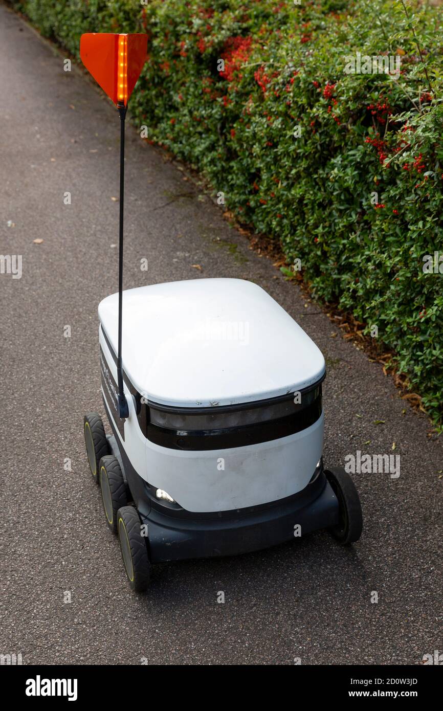MILTON KEYNES, Großbritannien - 1. SEPTEMBER 2020 : ein automatisierter Lieferroboter auf dem Bürgersteig in den Vororten der britischen Stadt. Stockfoto