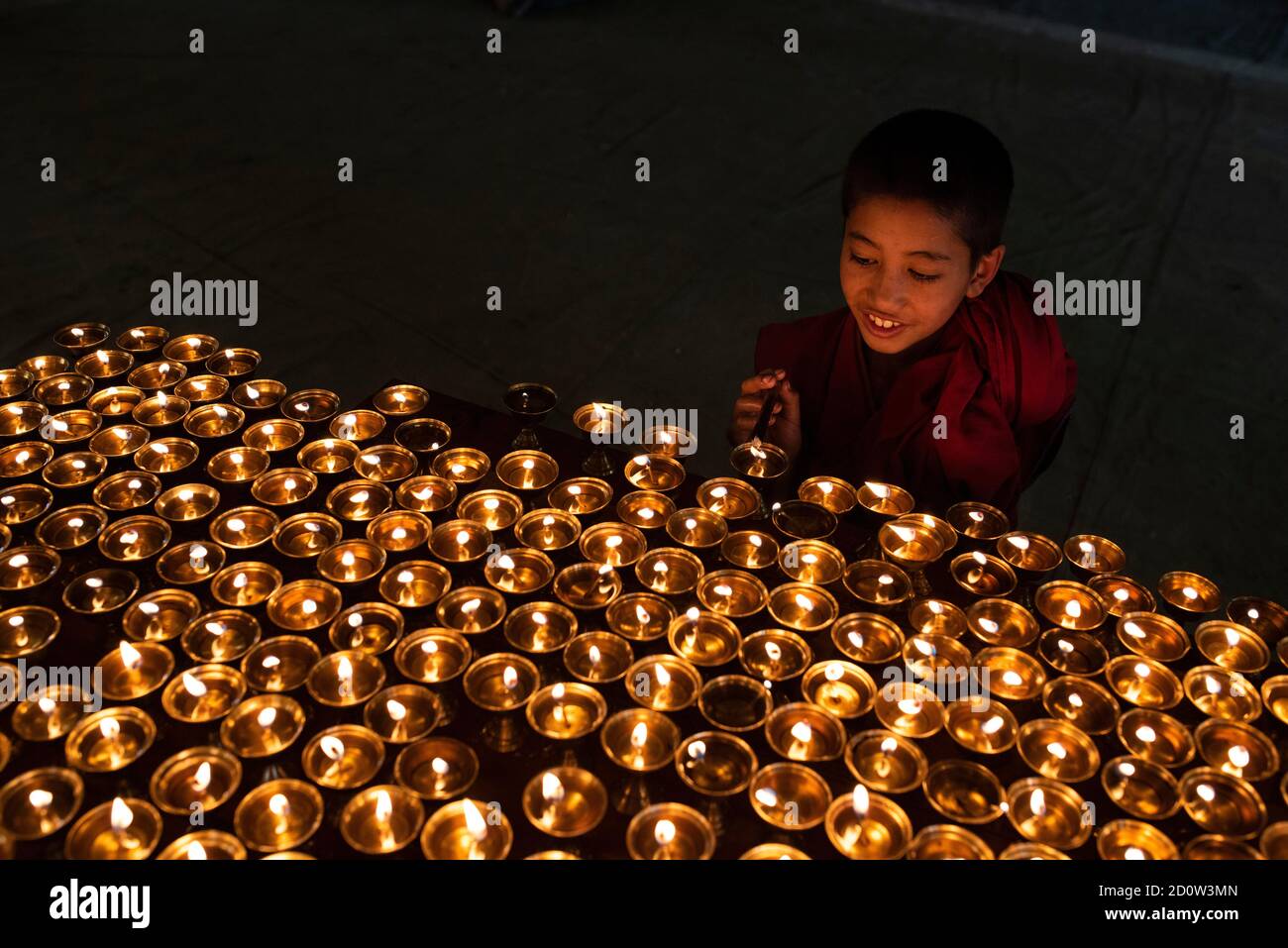 Buddhistischer Kindermönch, Novizen Lichter Butterlampen, Lamayuru Kloster, Ladakh, Indien, Asien Stockfoto