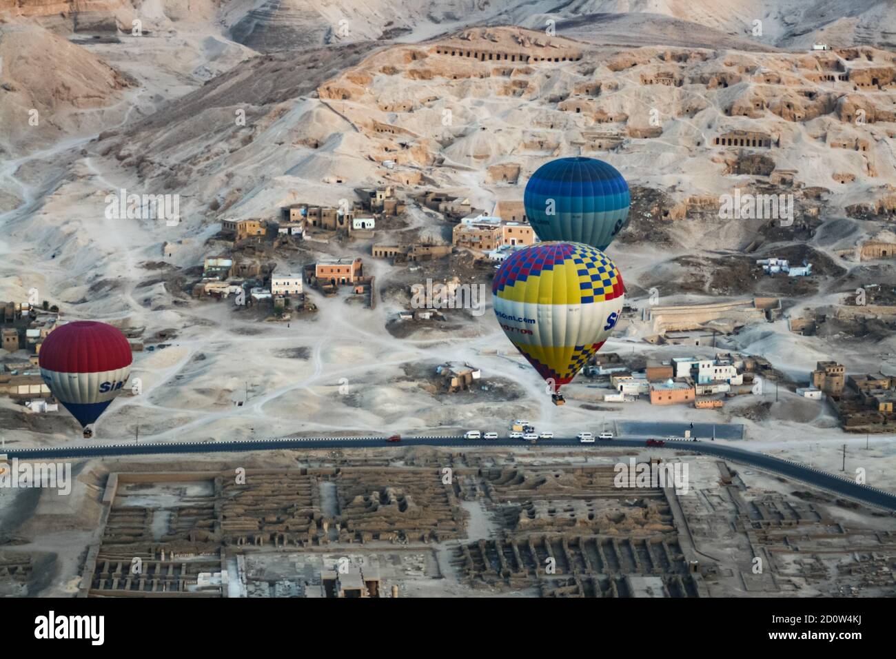 Heißluftballonflug über das Arbeiterdorf, Tal der Könige, Ägypten Stockfoto