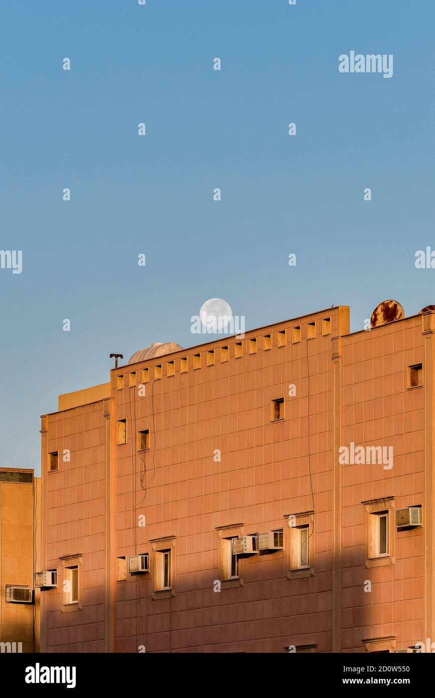 Mond über dem Gebäude Stockfoto