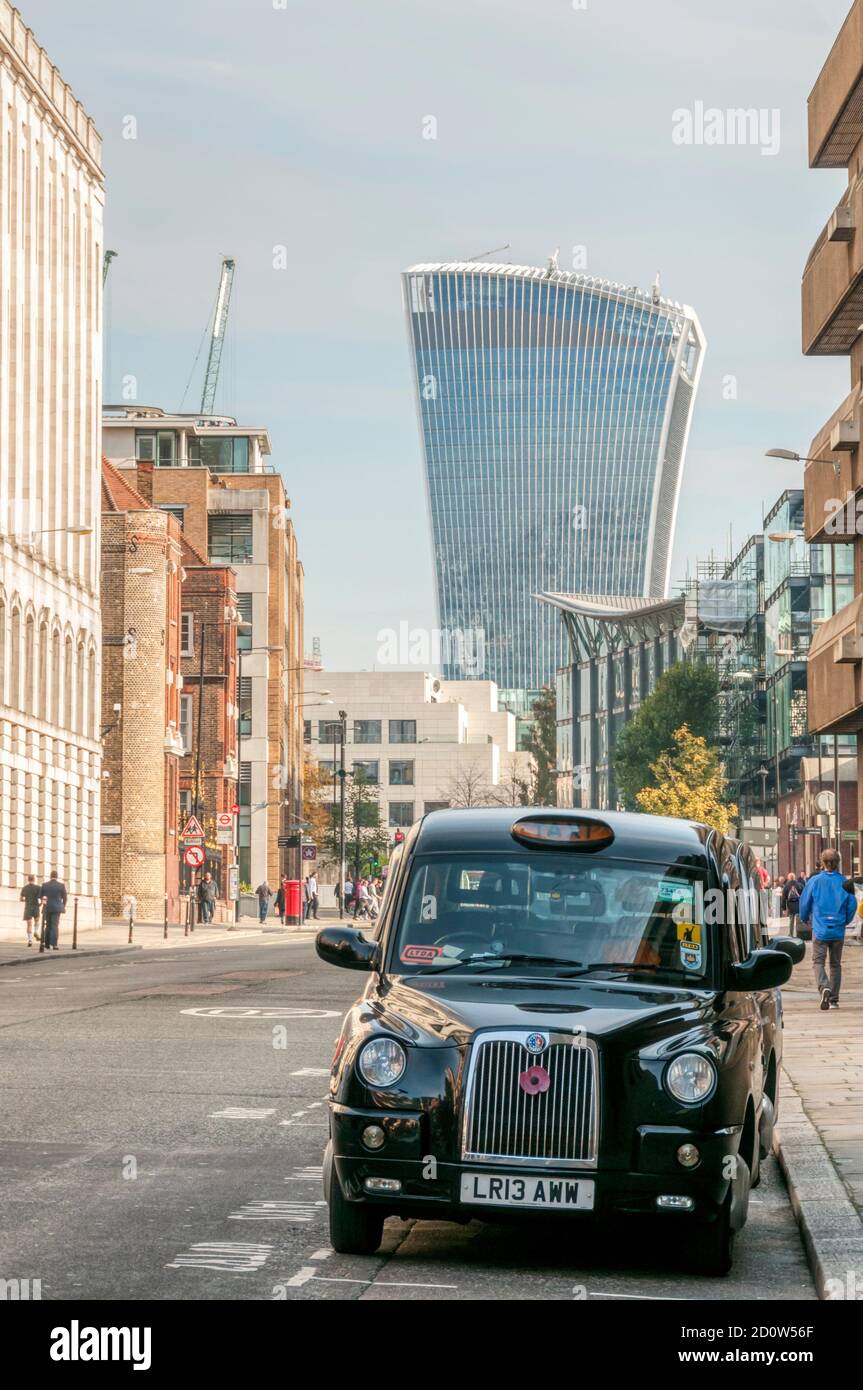 Ein schwarzes Londoner Taxi mit dem Walkie Talkie Gebäude und City of London im Hintergrund. Stockfoto