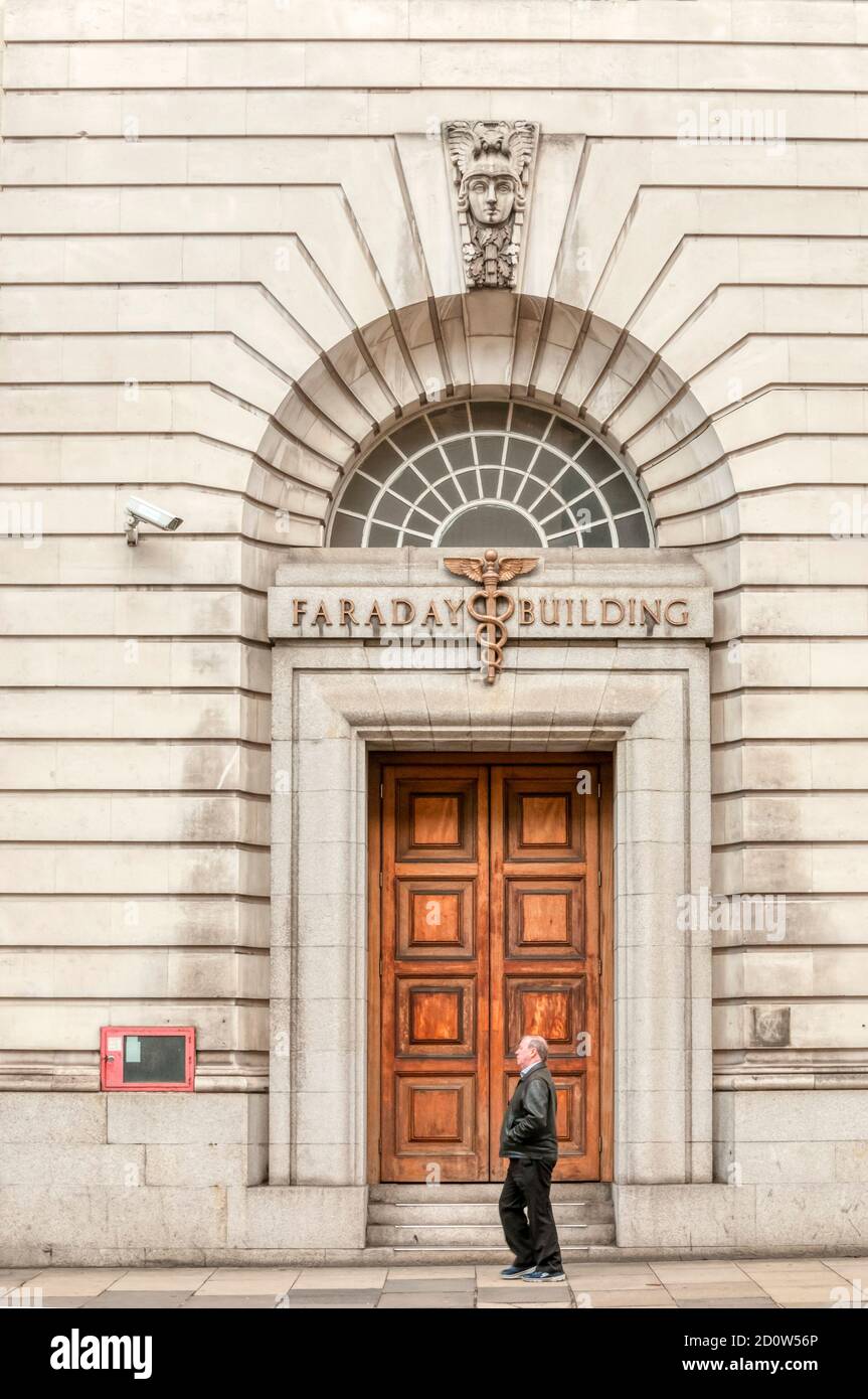 Das Faraday Building in der Queen Victoria Street war die erste Telefonanlage des GPO in London und wird noch heute von BT genutzt. Stockfoto