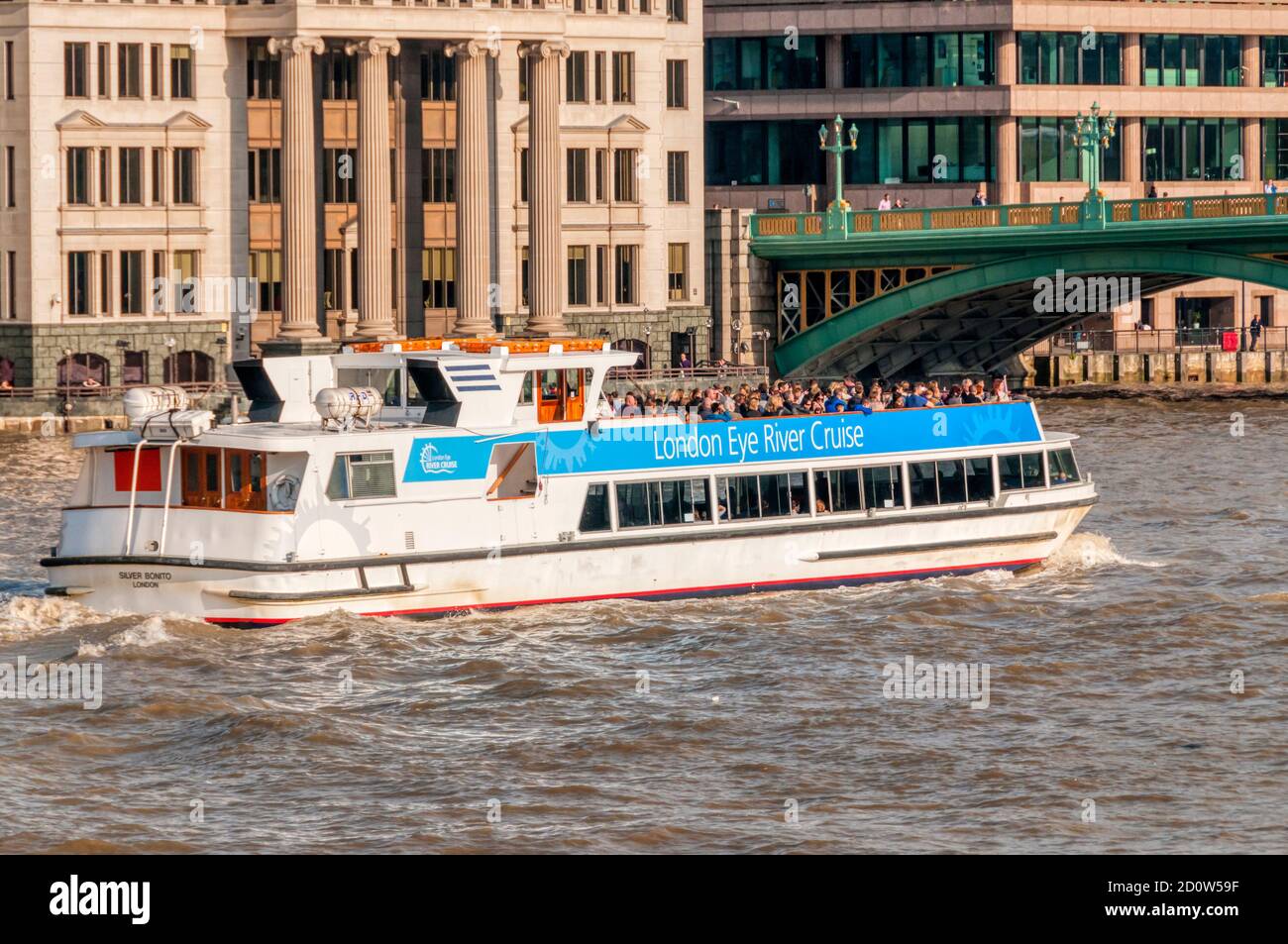Touristen an Bord der London Eye River Cruise Boot Silver Bonito auf der Themse. Stockfoto
