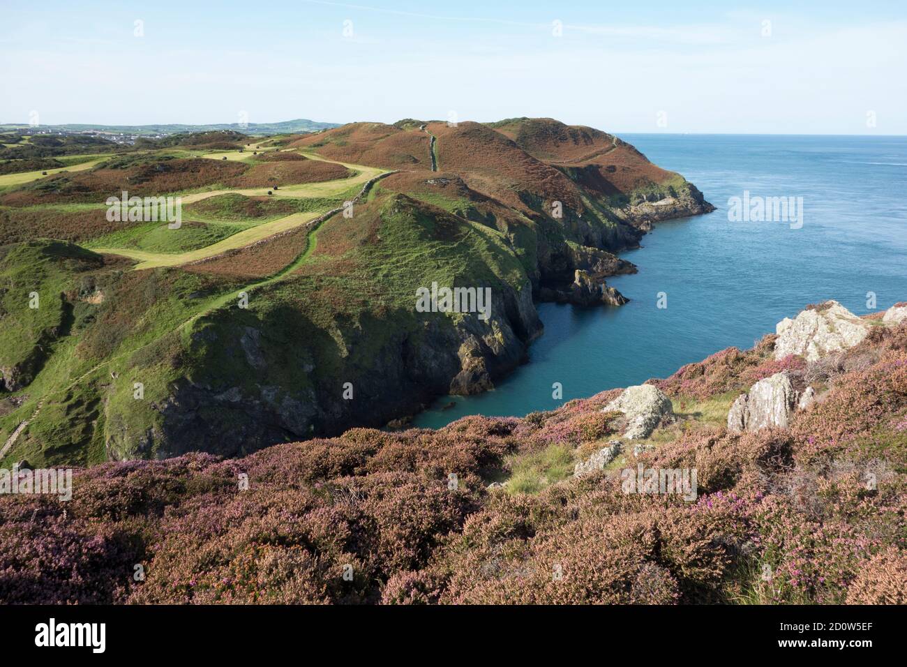 Der Anglesey Coastal Path, der Teil des Welsh Coastal Path im Norden der Insel ist. Stockfoto