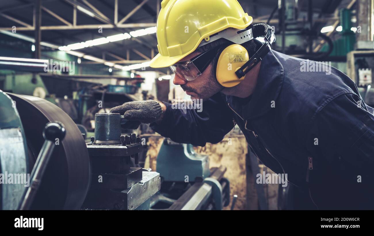 Intelligente Fabrik Arbeiter mit Maschine in der Fabrik Werkstatt . Industrie- und Engineering-Konzept. Stockfoto