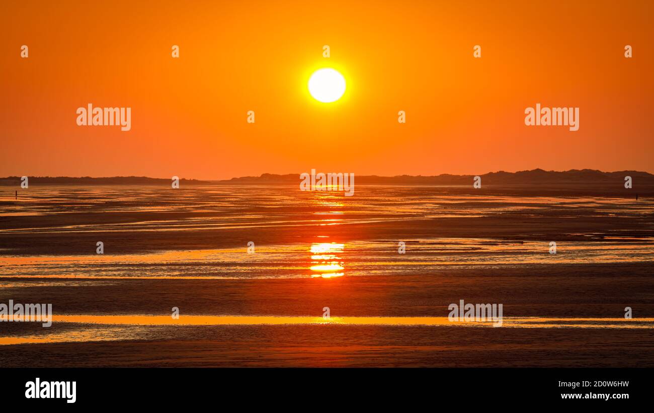 Sonnenuntergang auf der niederländischen Wattenmeerinsel Terschelling, in Friesland., Niederlande. Stockfoto