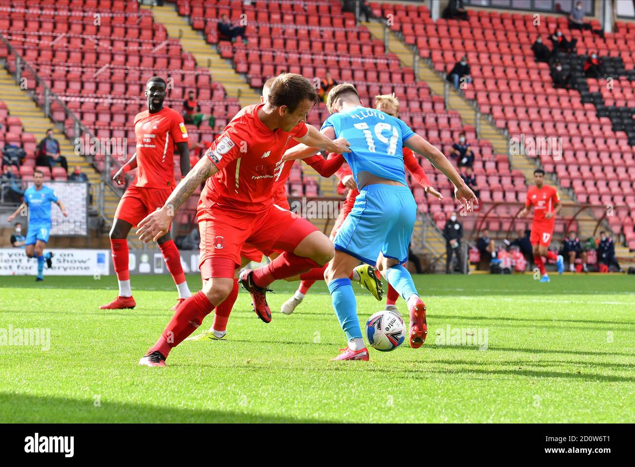 London, England. 3. Oktober 2020 Josh Coulson von Leyton kämpft während des Sky Bet League 2 Spiels zwischen Leyton Orient und Cheltenham Town im Matchroom Stadium, London am Samstag, 3. Oktober 2020 um den Besitz mit George Lloyd von Cheltenham. (Kredit: Ivan Yordanov, MI Nachrichten) Kredit: MI Nachrichten & Sport /Alamy Live Nachrichten Stockfoto