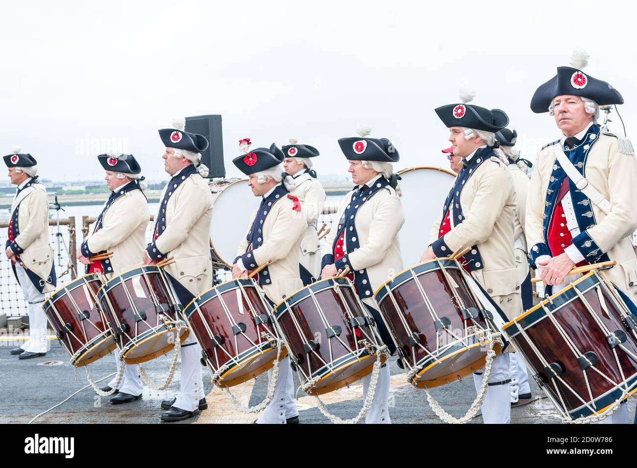 Boston, Massachusetts. Juni 2017. Middlesex Freiwillige Fife & Drums in Sail Boston. Fotografiert von der USS Whidbey Island. Stockfoto