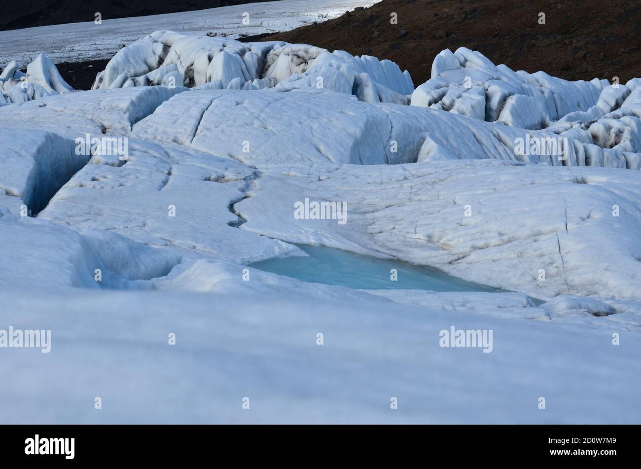 Verschiedene Risse und Krater in Schnee- und Eislandschaft. Stockfoto