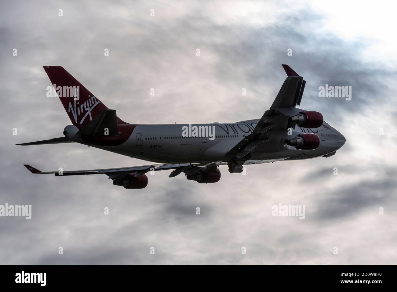 Flughafen London Heathrow, London, Großbritannien. Oktober 2020. Der Schaden für die Reisebranche durch die Coronavirus-Pandemie hat den Ausscheiden vieler Flugzeuge der Fluggesellschaft Boeing 747 'Jumbo Jet' vorgezogen. Sowohl British Airways als auch Virgin Atlantic haben in Heathrow ein paar pensionierte Flugzeuge im Lager, die nach und nach für Schrott oder andere Zwecke unterwegs sind. Virgin 747 Registrierung G-VROM, genannt Barbarella, ging heute auf einen 'Boneyard' in Pinal, Arizona. Der Typ 747 diente über 50 Jahre, wobei Virgin sie seit der Bildung verwendet. G-VROM wurde 2001 in Dienst gestellt Stockfoto