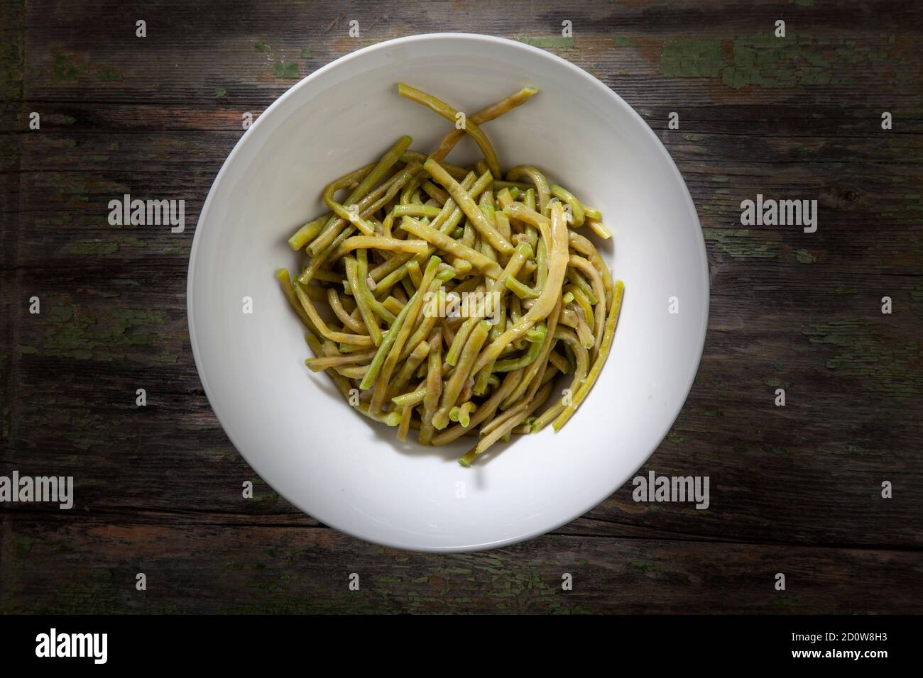 Gekochte grüne Bohnen in der weißen Schale Foto von oben Stockfoto