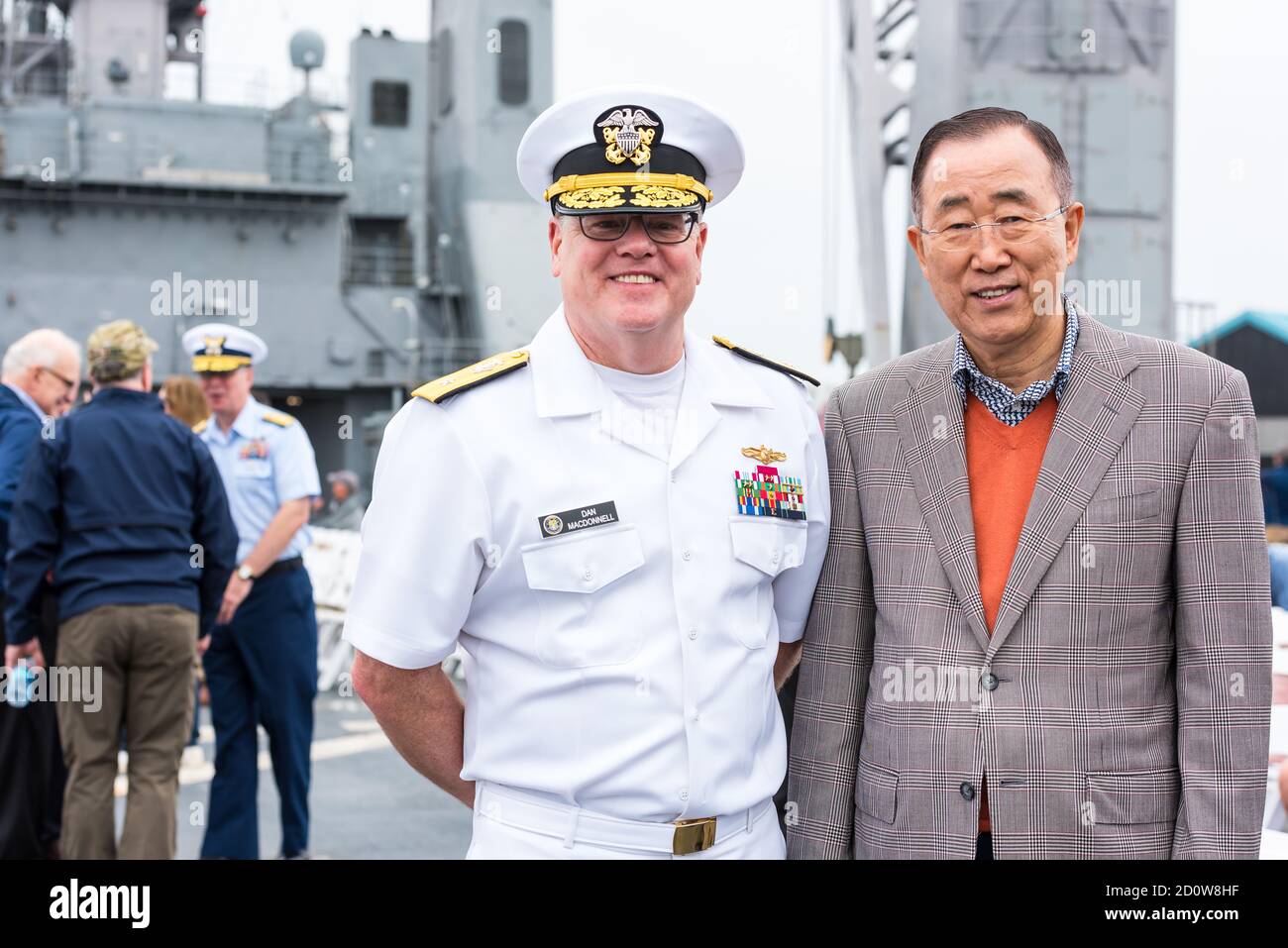 Boston, Massachusetts. Juni 2017. Ban Ki-moon, ehemaliger UN-Generalsekretär und Konteradmiral Daniel MacDonnell in Sail Boston auf der USS Whidbey. Stockfoto