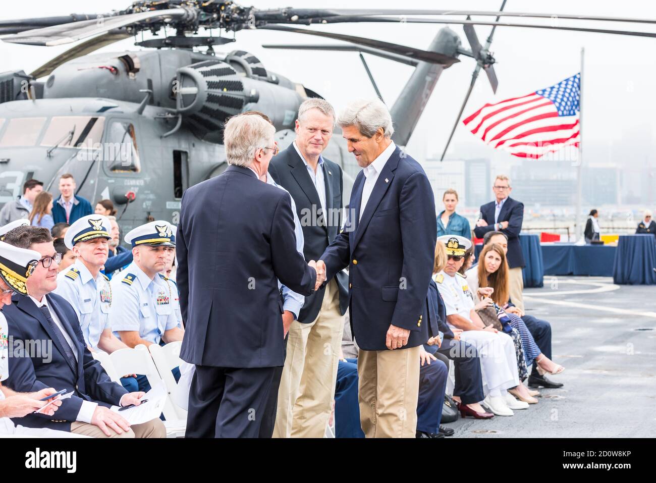 Boston, Massachusetts. Juni 2017. Der ehemalige UN-Außenminister John Kerry und der Gouverneur von Massachusetts, Charlie Baker, auf der USS Whidbey Island. Stockfoto