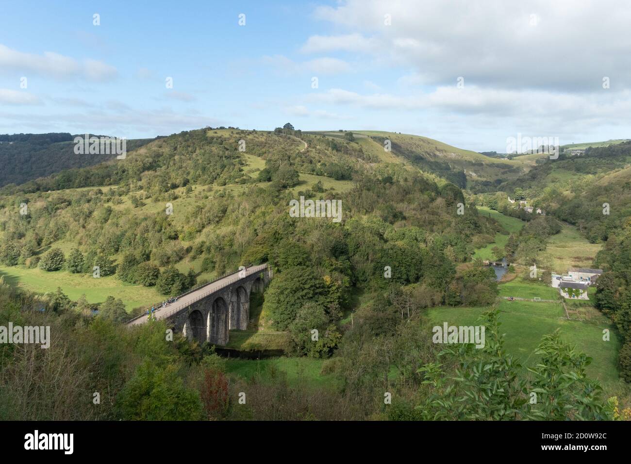 Das Monsal Viaduct, Teil des Monsal Trail, einer stillgesetzten Eisenbahnlinie, die als Radweg im White Peak, Derbyshire, England, England, umfunktioniert wurde Stockfoto
