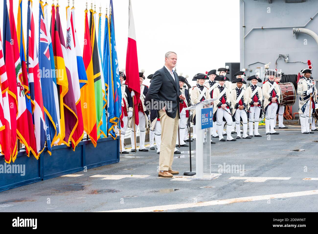 Boston, Massachusetts. Juni 2017. Gouverneur von Massachusetts Charlie Baker spricht bei Sail Boston Zeremonien auf der USS Whidbey Island. Stockfoto