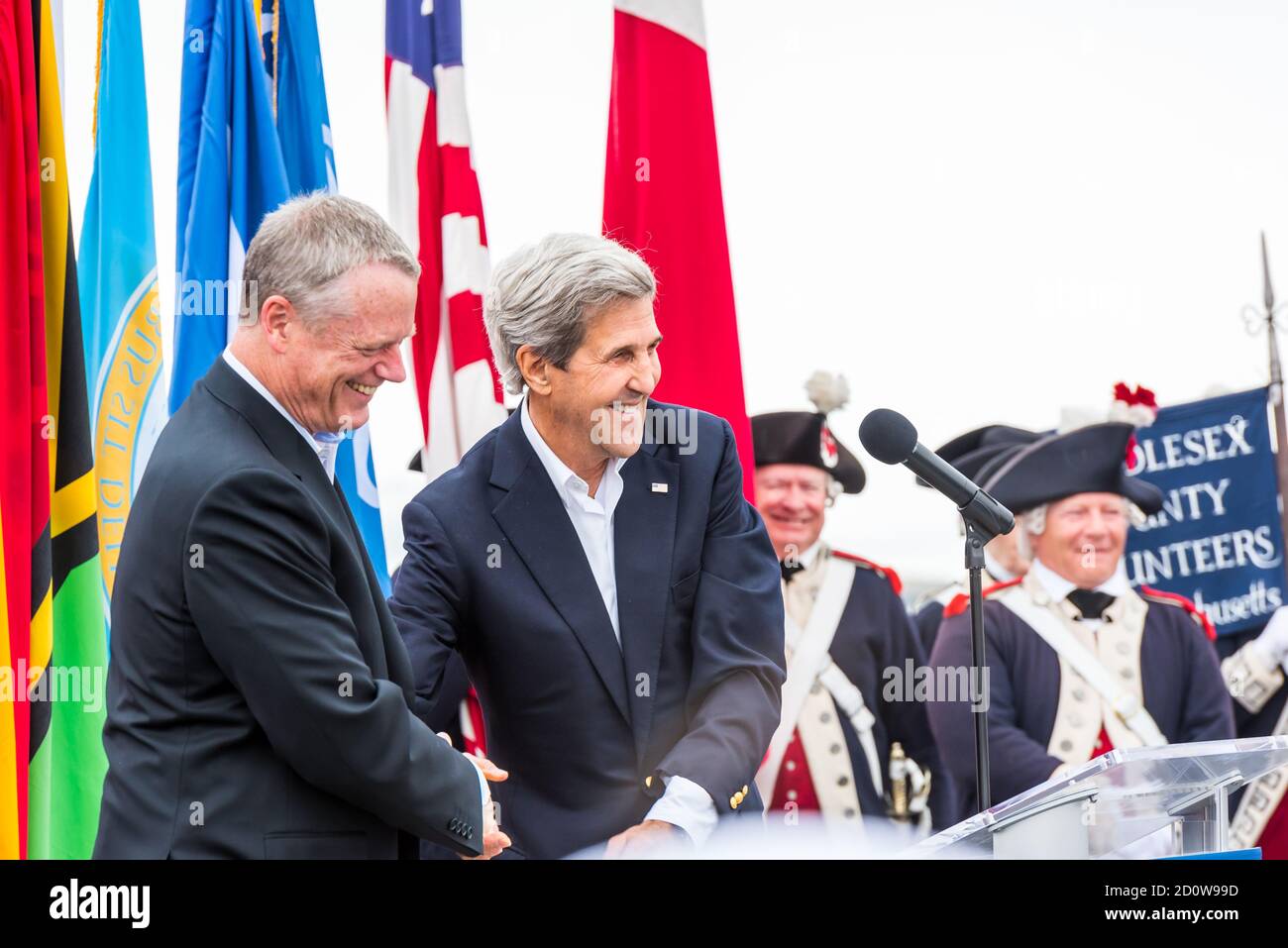 Boston, Massachusetts. Juni 2017. Der ehemalige US-Außenminister John Kerry schüttelte sich bei den Feierlichkeiten in Sail Boston die Hände von Gouverneur Charlie Baker. Stockfoto