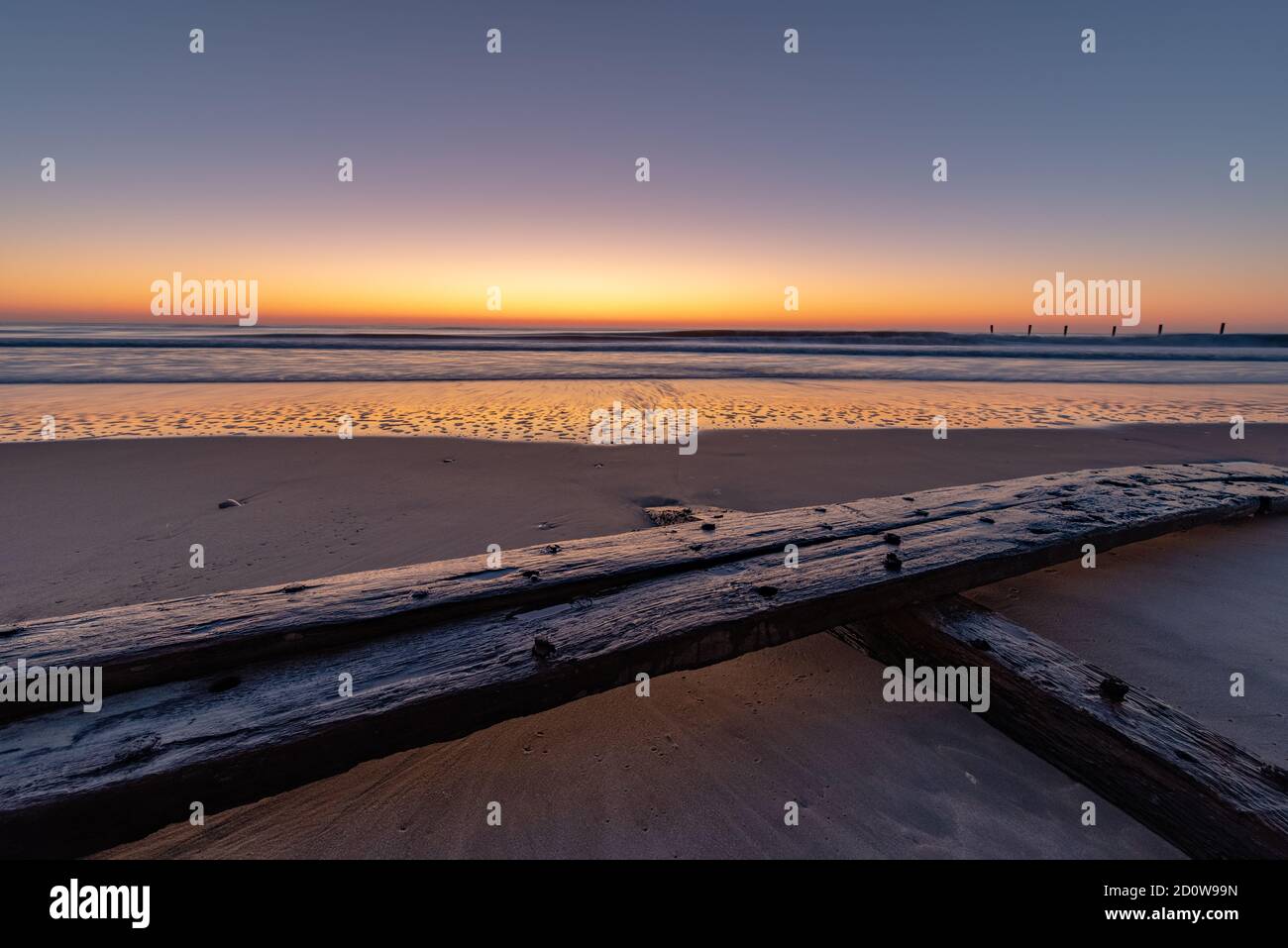 Sonnenaufgang über einem alten Schiffswrack auf Assateague Island. Stockfoto