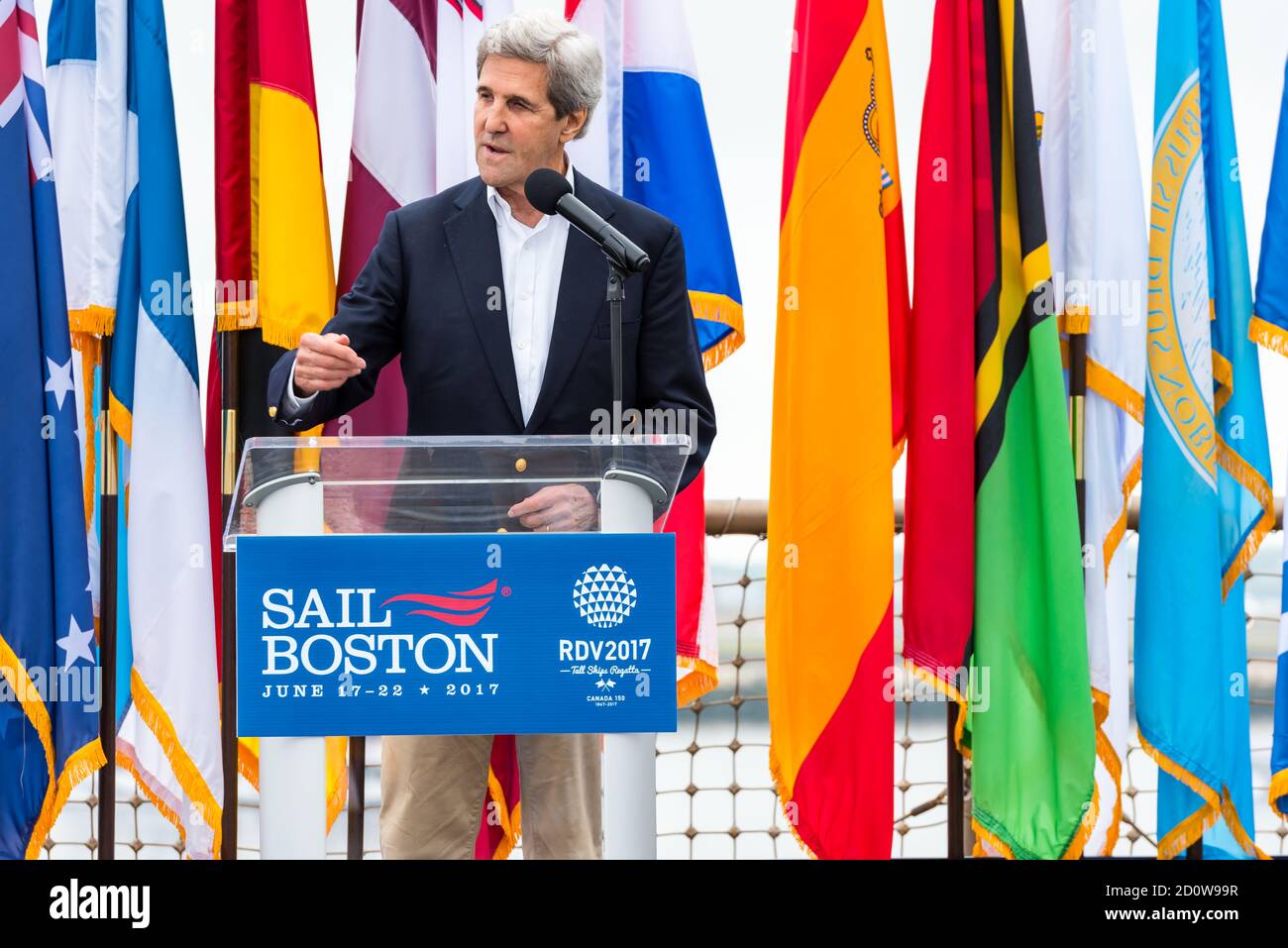 Boston, Massachusetts. Juni 2017. Der ehemalige Außenminister John Kerry spricht in Sail Boston. Fotografiert von der USS Whidbey Island. Stockfoto