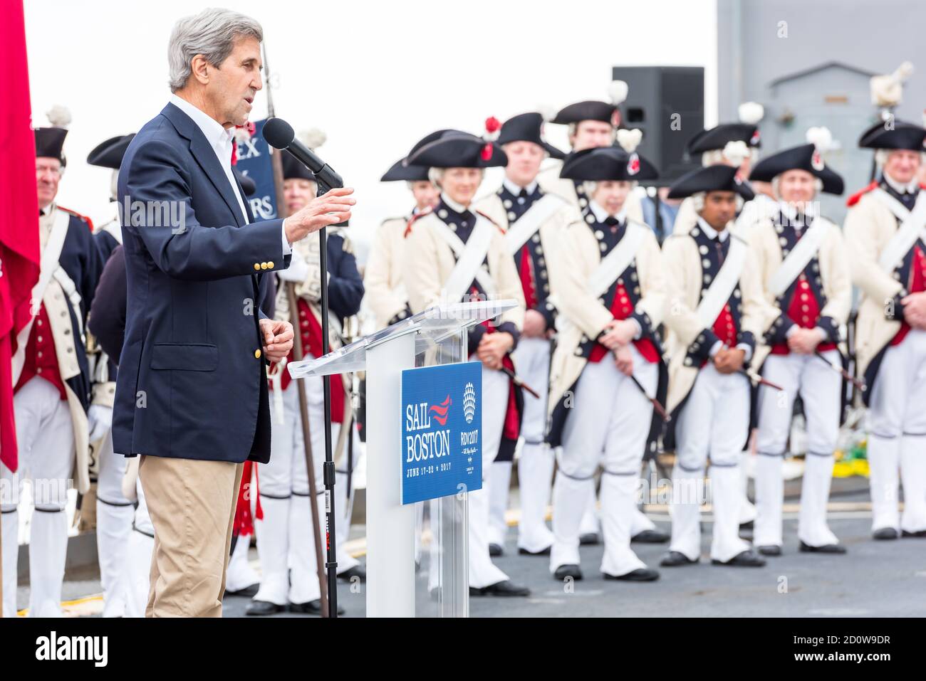 Boston, Massachusetts. Juni 2017. Der ehemalige Außenminister John Kerry spricht in Sail Boston. Fotografiert von der USS Whidbey Island. Stockfoto