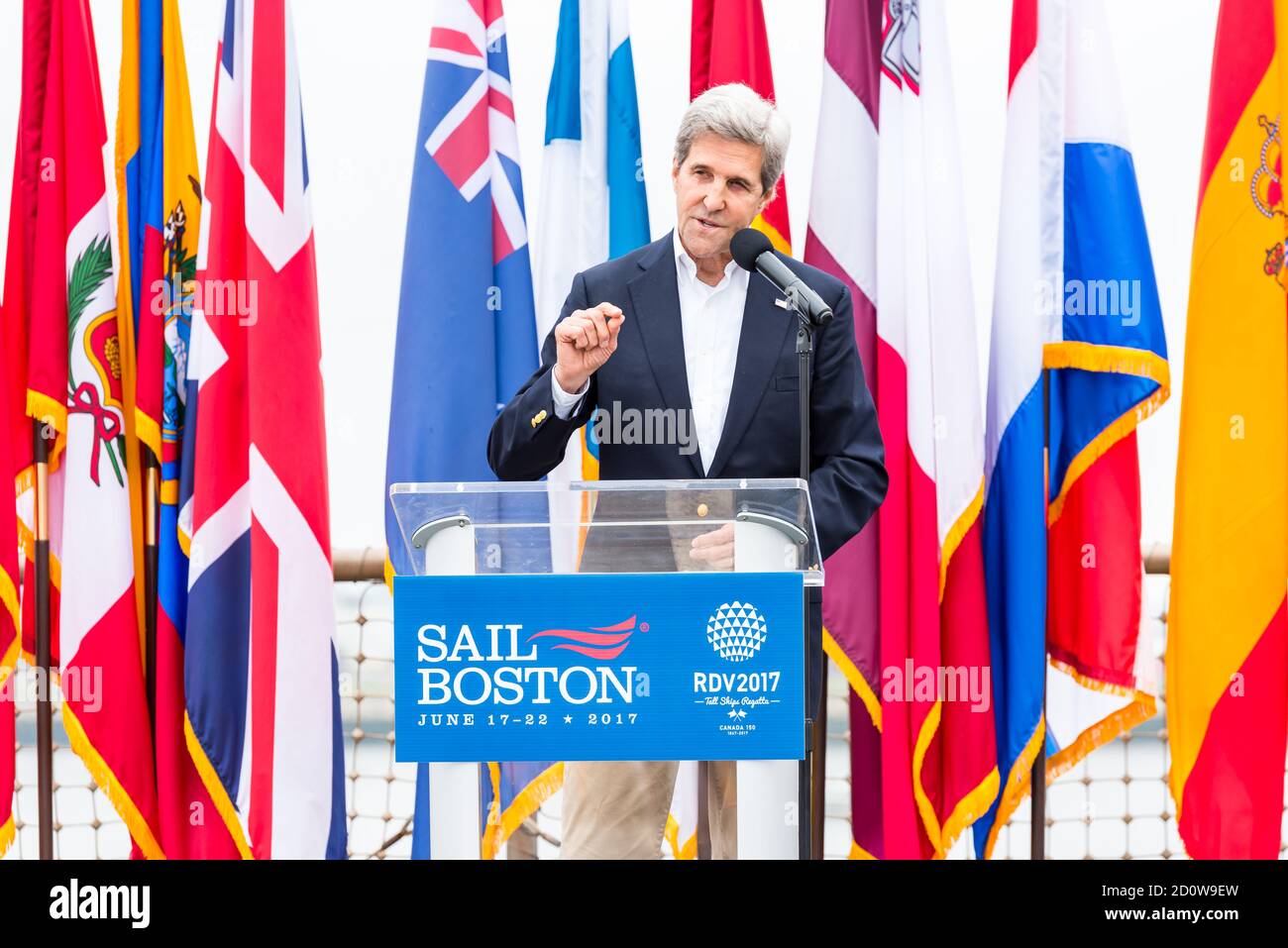 Boston, Massachusetts. Juni 2017. Der ehemalige Außenminister John Kerry spricht in Sail Boston. Fotografiert von der USS Whidbey Island. Stockfoto